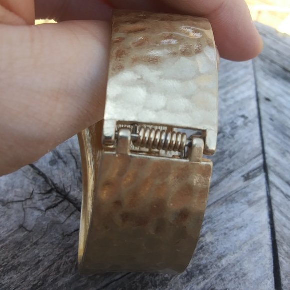 Lia Sophia That’s a Wrap Cuff Bracelet Brutalist vibes Hammered gold tone metal - Picture 10 of 16